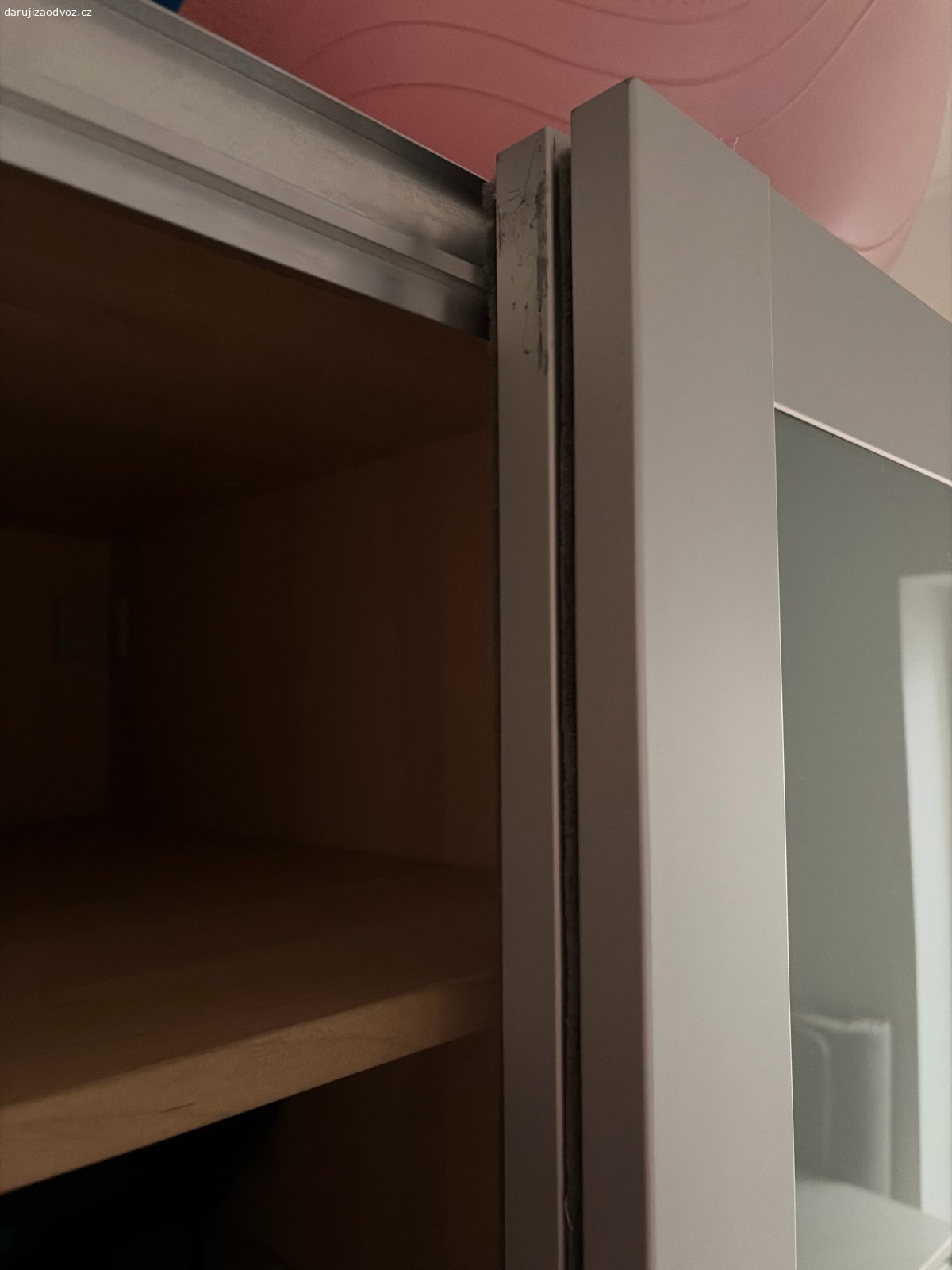 DVEŘE IKEA PAX 2x2 m. Darujeme posuvné dveře se sklem ze skříně IKEA PAX. používané, funkční. Za nutellu.