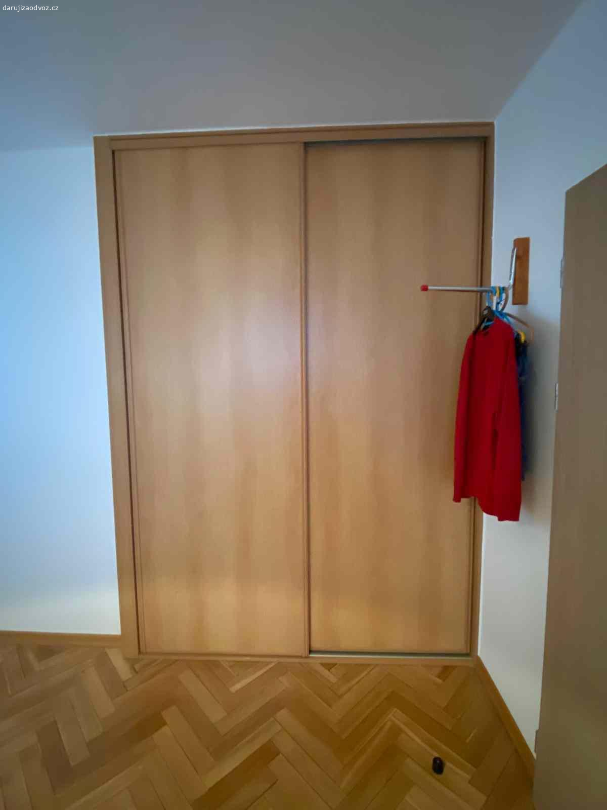 Dveře od vestavěné skříně s pojezdy 248x88 2ks. Posuvné dveře pro vestavěnou skříň, pojezdy a ukončovací lišty. Čistý rozměr 1 pole dveří 248 x 88 cm. 

Moc pěkný stav. Kvalitní lamino i kování. 

Dveře jsou vysoké 2,5m. Je třeba s tím počítat při transportu.

Vyměním za haribo pro děti.