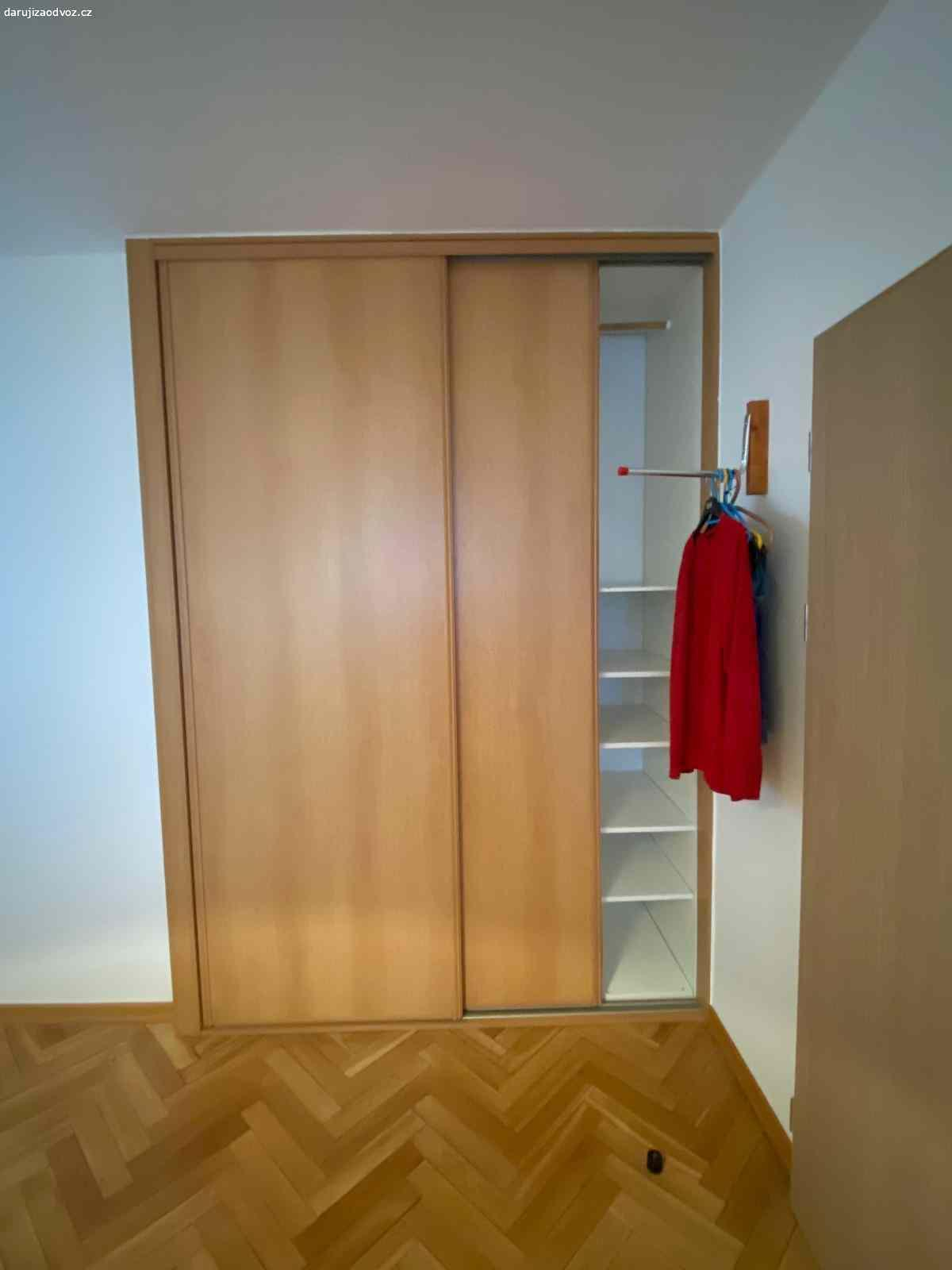 Dveře od vestavěné skříně s pojezdy 248x88 2ks. Kompletní posuvné dveře pro vestavěnou skříň, pojezdy a ukončovací lišty. Čistý rozměr 1 pole dveří 248 x 88 cm. 

Moc pěkný stav. Kvalitní lamino i kování. 

Dveře jsou vysoké 2,5m.
