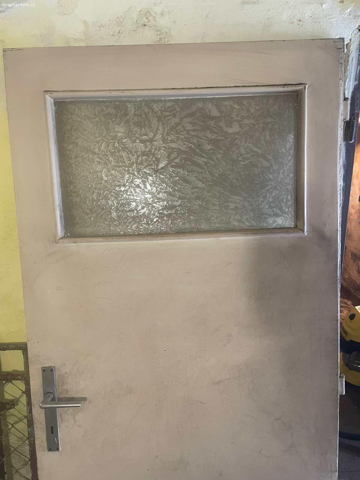 Interiérové dveře - ZA ODVOZ!. Daruji interiérové RETRO dveře - ZA ODVOZ! Sklo není nikde prasklé. NUTNÝ vlastní odvoz a odnos. K vyzvednutí po předchozí domluvě u Zbečna na Rakovnicku (50 min od Prahy). Daruji další věci za ODVOZ viz. inzeráty!