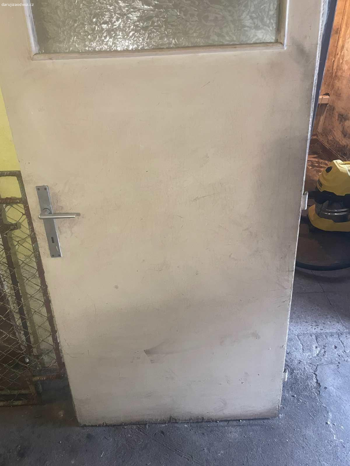 Interiérové dveře - ZA ODVOZ!. Daruji interiérové RETRO dveře - ZA ODVOZ! Sklo není nikde prasklé. NUTNÝ vlastní odvoz a odnos. K vyzvednutí po předchozí domluvě u Zbečna na Rakovnicku (50 min od Prahy). Daruji další věci za ODVOZ viz. inzeráty!