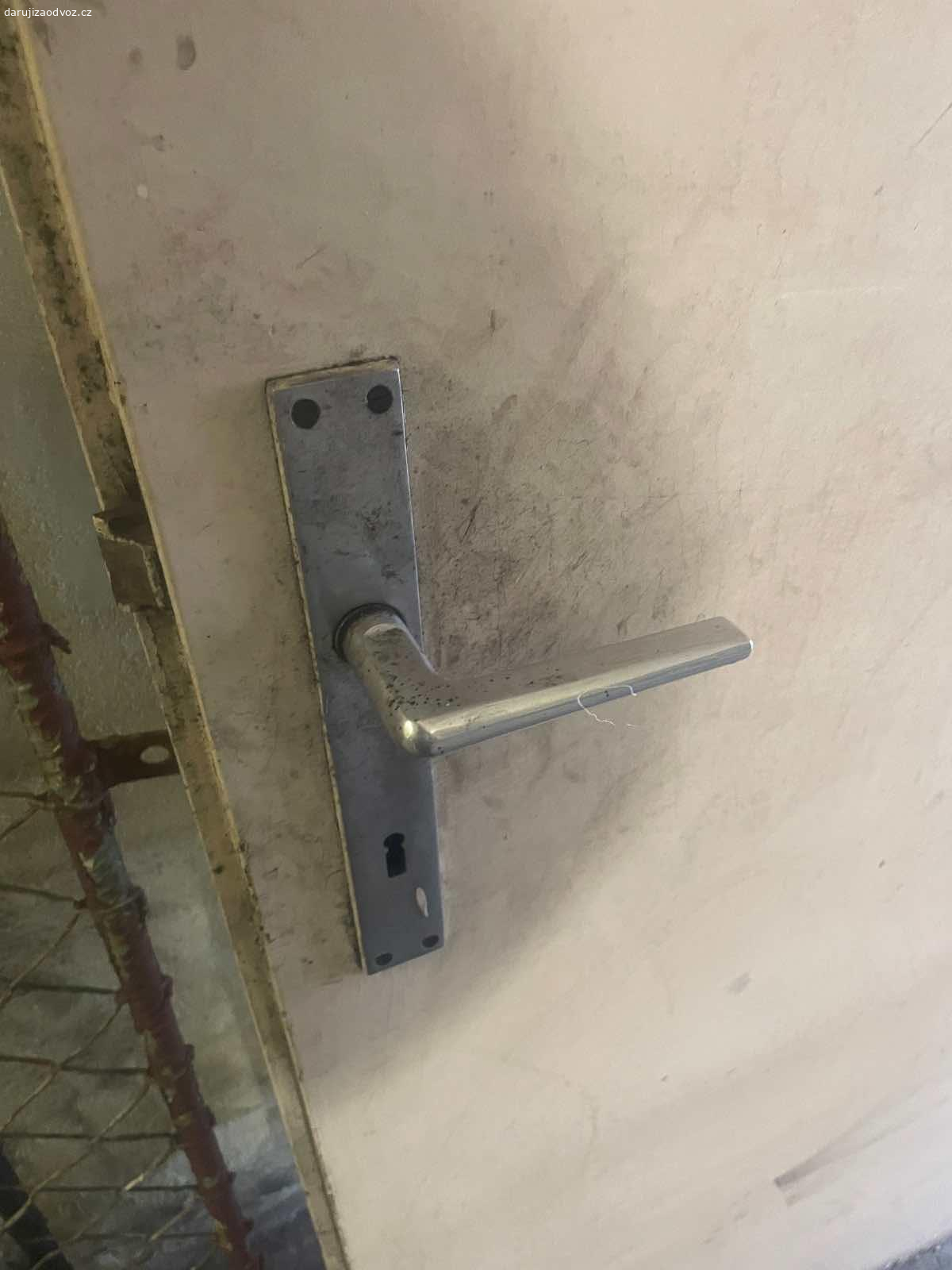 Interiérové dveře - ZA ODVOZ!. Daruji interiérové RETRO dveře - ZA ODVOZ! Sklo není nikde prasklé. NUTNÝ vlastní odvoz a odnos. K vyzvednutí po předchozí domluvě u Zbečna na Rakovnicku (50 min od Prahy). Daruji další věci za ODVOZ viz. inzeráty!