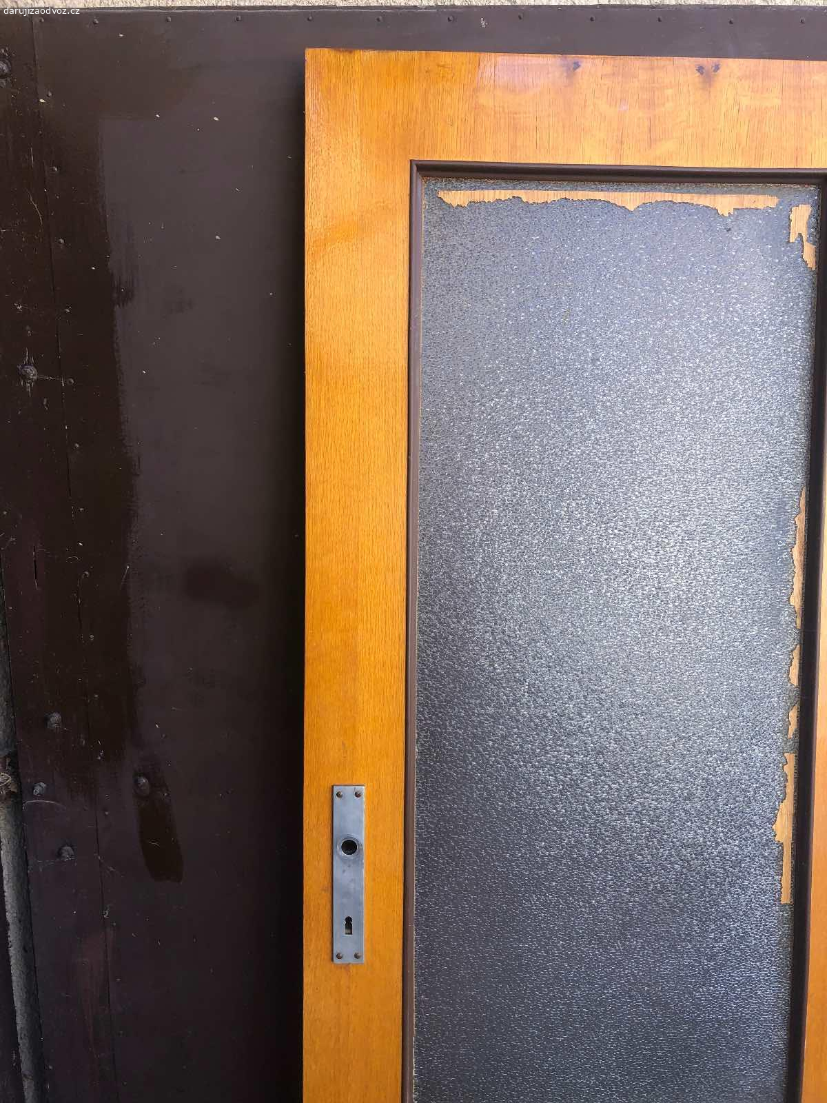 Interiérové RETRO dveře - 70 PRAVÉ - ZA ODVOZ!. Daruji interiérové RETRO dveře - 70 PRAVÉ - ZA ODVOZ! Dole chybí jedna lišta a klika, sklo není nikde prasklé. NUTNÝ vlastní odvoz a odnos. K vyzvednutí po předchozí domluvě u Zbečna na Rakovnicku (50 min od Prahy). Daruji další věci za ODVOZ viz. inzeráty!