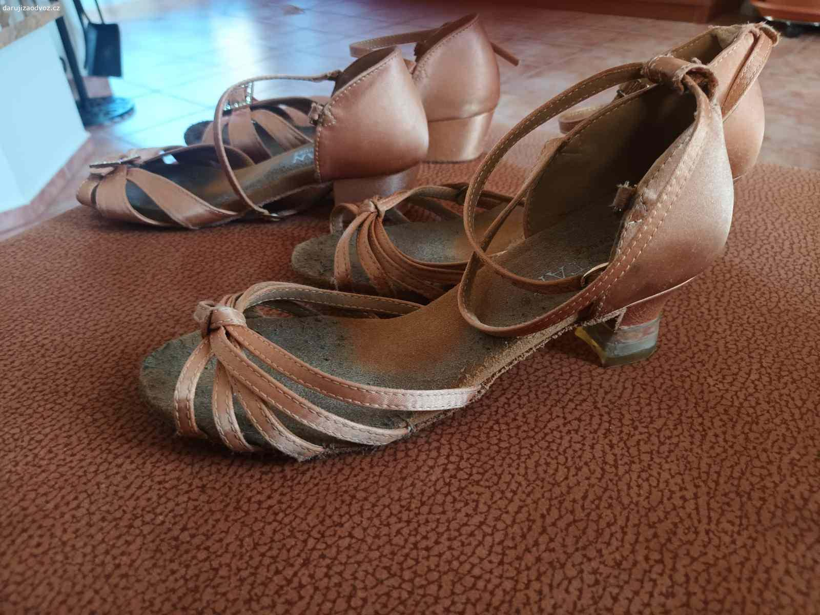 Dvoje dívčí taneční boty Botan. Mají už něco za sebou, ale funkčně jsou v pořádku. Délka stélky 22,5 a 23,5cm.