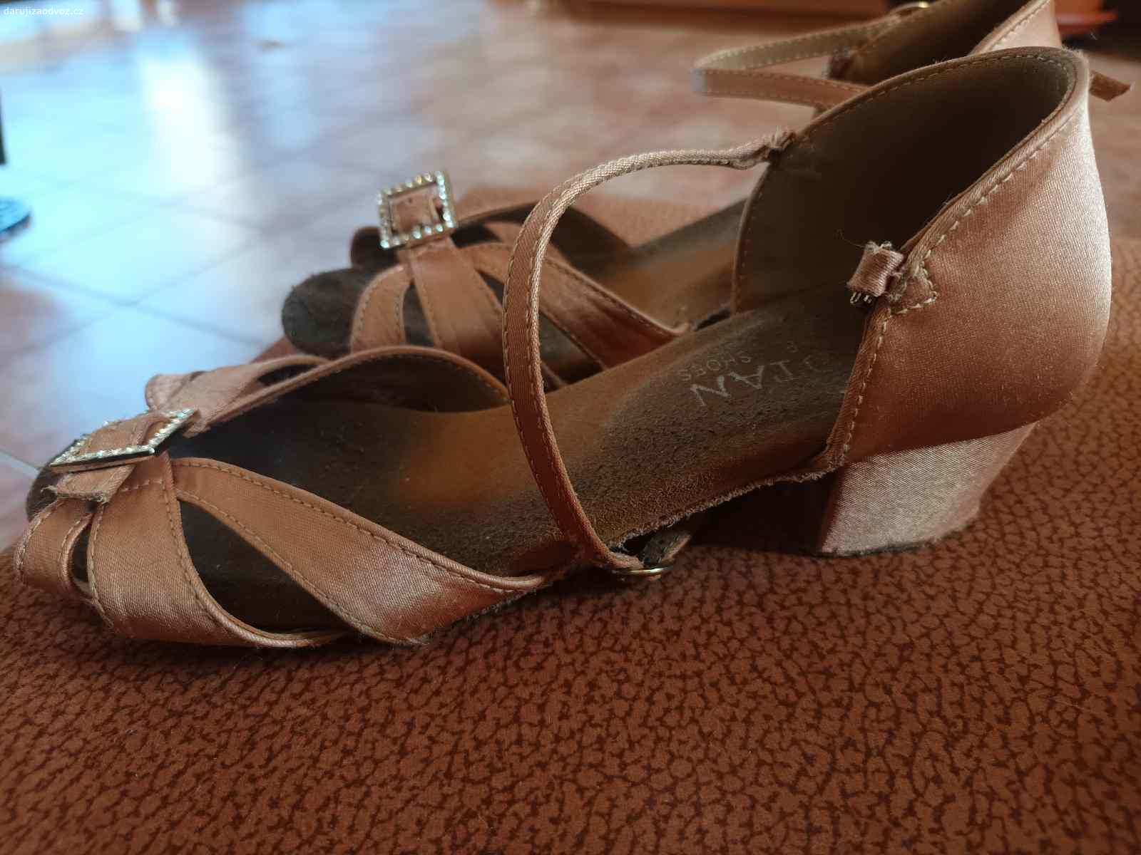 Dvoje dívčí taneční boty Botan. Mají už něco za sebou, ale funkčně jsou v pořádku. Délka stélky 22,5 a 23,5cm.