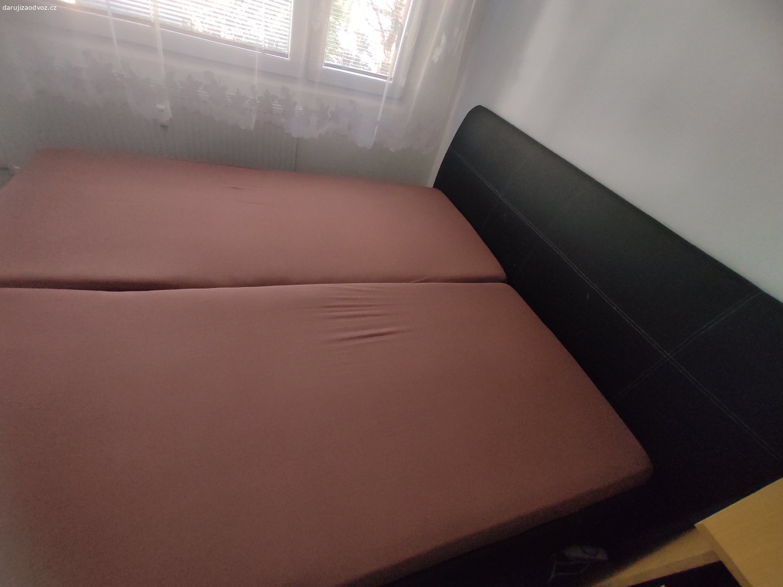 dvojlůžko. Přenechám za odvoz koženkové dvojlůžko, vnější rozměr 195x215 cm, rozměr matrací 2 x 90/200 cm, polohovatelný lamelový rošt (více úrovní naklonění), úložný prostor.
Lze rozmontovat na 3 díly (2 lůžka + čelo), koženka na čele poškozena - obr.