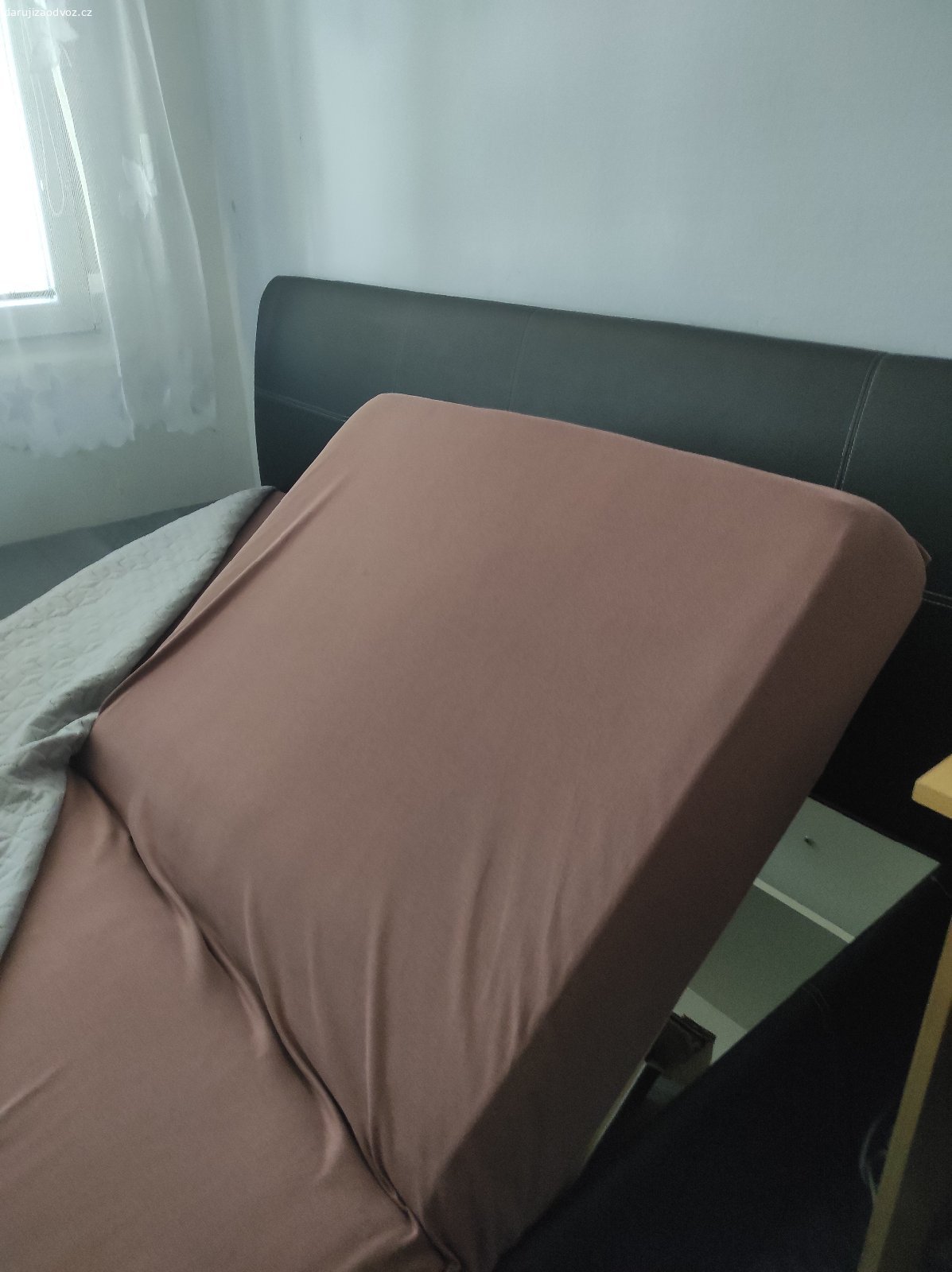 dvojlůžko. Přenechám za odvoz koženkové dvojlůžko, vnější rozměr 195x215 cm, rozměr matrací 2 x 90/200 cm, polohovatelný lamelový rošt (více úrovní naklonění), úložný prostor.
Lze rozmontovat na 3 díly (2 lůžka + čelo), koženka na čele poškozena - obr.