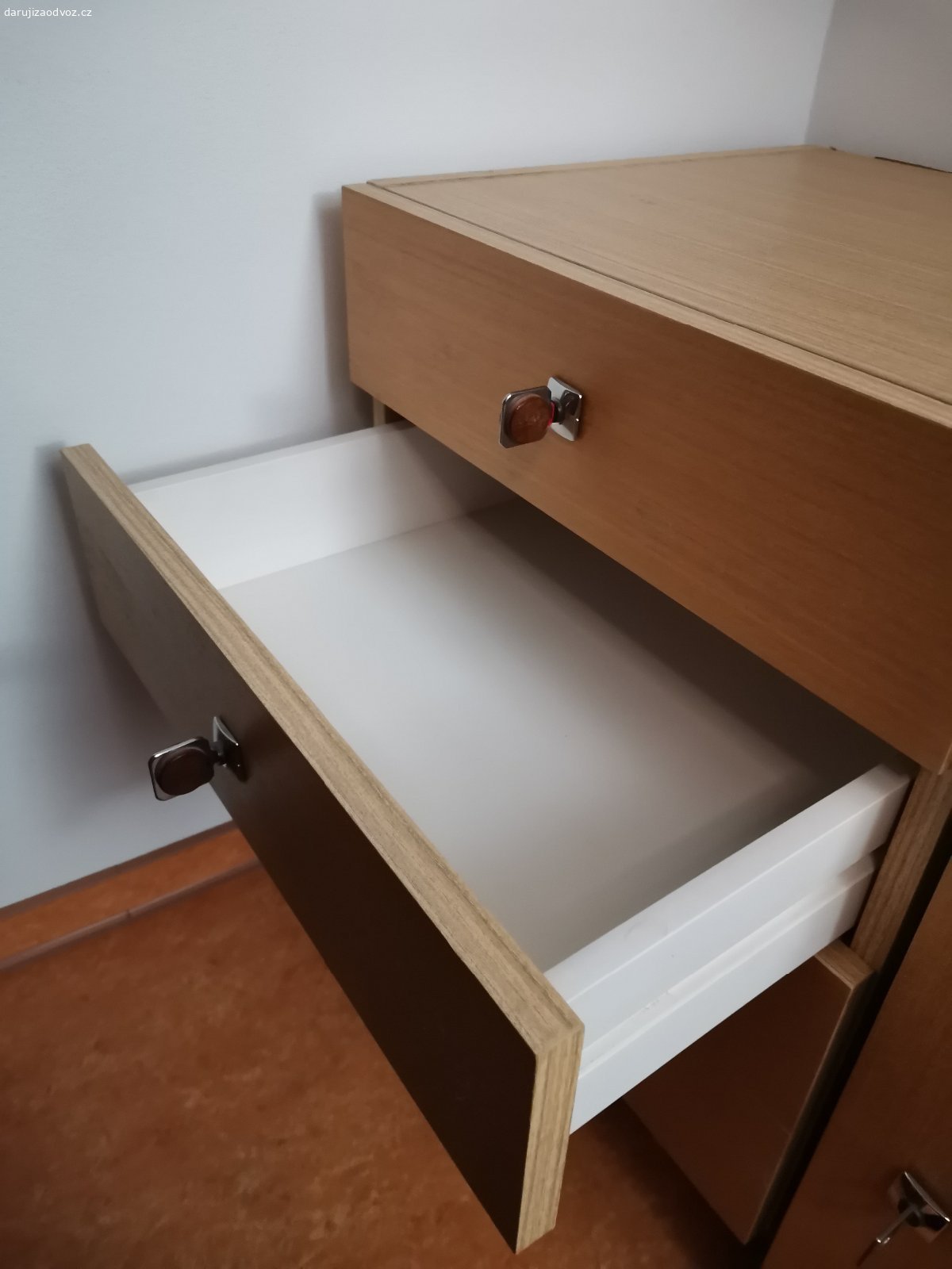 Daruji dvoudílnou skříňku. Skříňka se skládá z dvou samostatných dílů, které lze nechat položené na sobě nebo je dát každý zvlášť.
Jeden díl jsou 4 šuplíky, druhý díl má dvířka a vevnitř jednu vyjmutelnou polici.
Rozměry:
Šířka 50cm
Hloubka 47cm
Výška 117cm (dohromady - když jsou díly položené na sobě)
Výška dílu s šuplíky 63cm
Výška dílu se dvířky 54cm
Skříňka je bytelná ale nemá extra vysokou hmotnost, jeden člověk sám unese jeden i druhý díl v náručí.

Kdo by měl zájem, pište prosím rovnou návrh dne a přibližného času vyzvednutí. Pouze SMS
