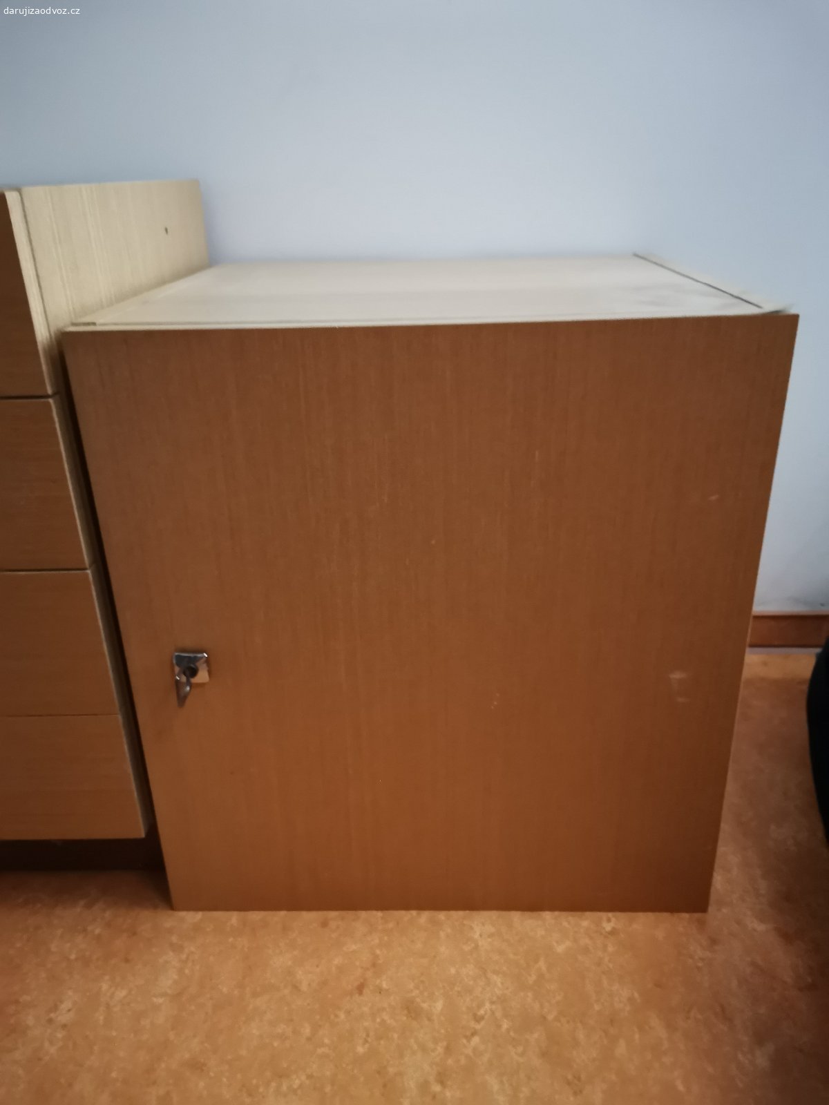 Daruji dvoudílnou skříňku. Skříňka se skládá z dvou samostatných dílů, které lze nechat položené na sobě nebo je dát každý zvlášť.
Jeden díl jsou 4 šuplíky, druhý díl má dvířka a vevnitř jednu vyjmutelnou polici.
Rozměry:
Šířka 50cm
Hloubka 47cm
Výška 117cm (dohromady - když jsou díly položené na sobě)
Výška dílu s šuplíky 63cm
Výška dílu se dvířky 54cm
Skříňka je bytelná ale nemá extra vysokou hmotnost, jeden člověk sám unese jeden i druhý díl v náručí.

Kdo by měl zájem, pište prosím rovnou návrh dne a přibližného času vyzvednutí. Pouze SMS