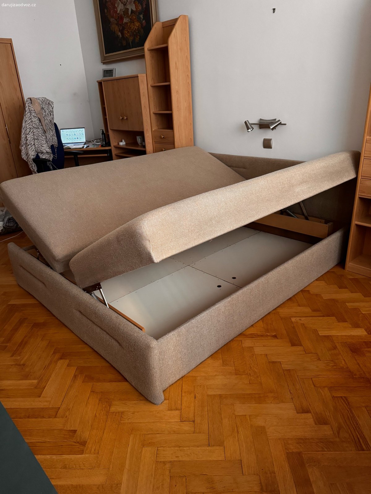 Dvoulůžko s úložným prostorem. nabízím dvoulůžko 180x200 s úložným prostorem, možno pro přepravu rozmontovat. perfektní stav žádné fleky