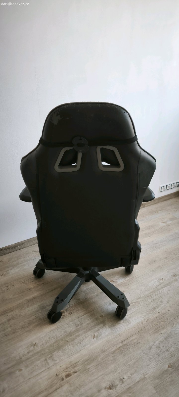 DXRacer King. daruji hodně používanou židly DXRacer King, stav dle přiloženého foto.