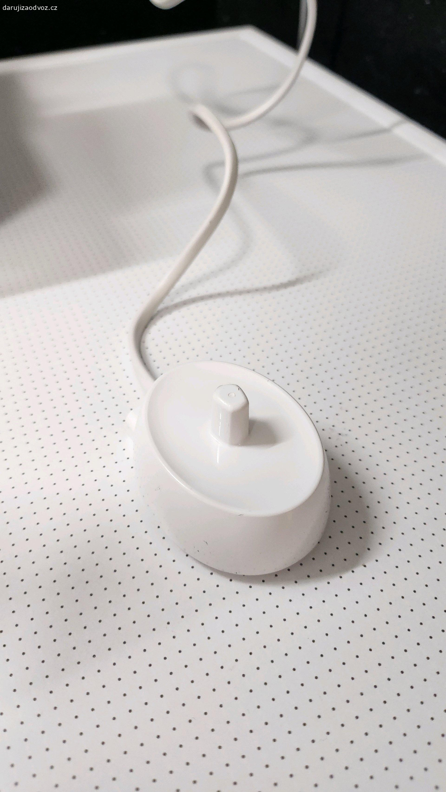 el.zubní kartáček. oralb kartáček - ještě funkční, ale použitý, bez hlavic, daruji s nabíječkou. Mám nový, tak ráda daruji. Akorát už nevydrží dlouho nabitý!