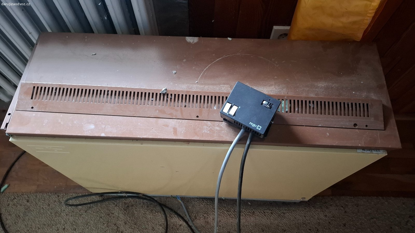 Elektrická  akumulační kamna. Daruji elektrická hybridní akumulační kamna typu HD 50 RB, vyrobená v Československu (Rudné bane, n.p., Banská Bystrica, závod Kremnica). Kamna kombinují akumulační vytápění s vestavěným přímotopem, což umožňuje rychlý náběh tepla i dlouhodobé sálání. 

Technické parametry - typ: HD 50 RB 
•	Celková hmotnost: 160 kg - vysoká tepelná kapacita díky poctivému jádru
•	Akumulační část (noc):
o	Výkon: 3 kW
o	Napájení: 220/380 V ~

•	Přímotopná část (den):
o	Výkon: 2 kW
o	Napájení: 220 V ~ 50 Hz
o	Spotřeba/kapacita: 12 kWh za 6 hodin (43 200 kJ) 

•	Ventilátor: 23 W (220 V ~ 50 Hz) pro nucený oběh teplého vzduchu 

Kamna jsou ideální na vytápění chalupy, rodinného domu, dílny nebo garáže.  

Vzhledem k vysoké hmotnosti (160 kg) je nutný vlastní odvoz a naložení. Pro snazší přepravu doporučuji kamna před manipulací rozebrat (vyjmout vnitřní akumulační cihly). 

Lokalita: Zlín