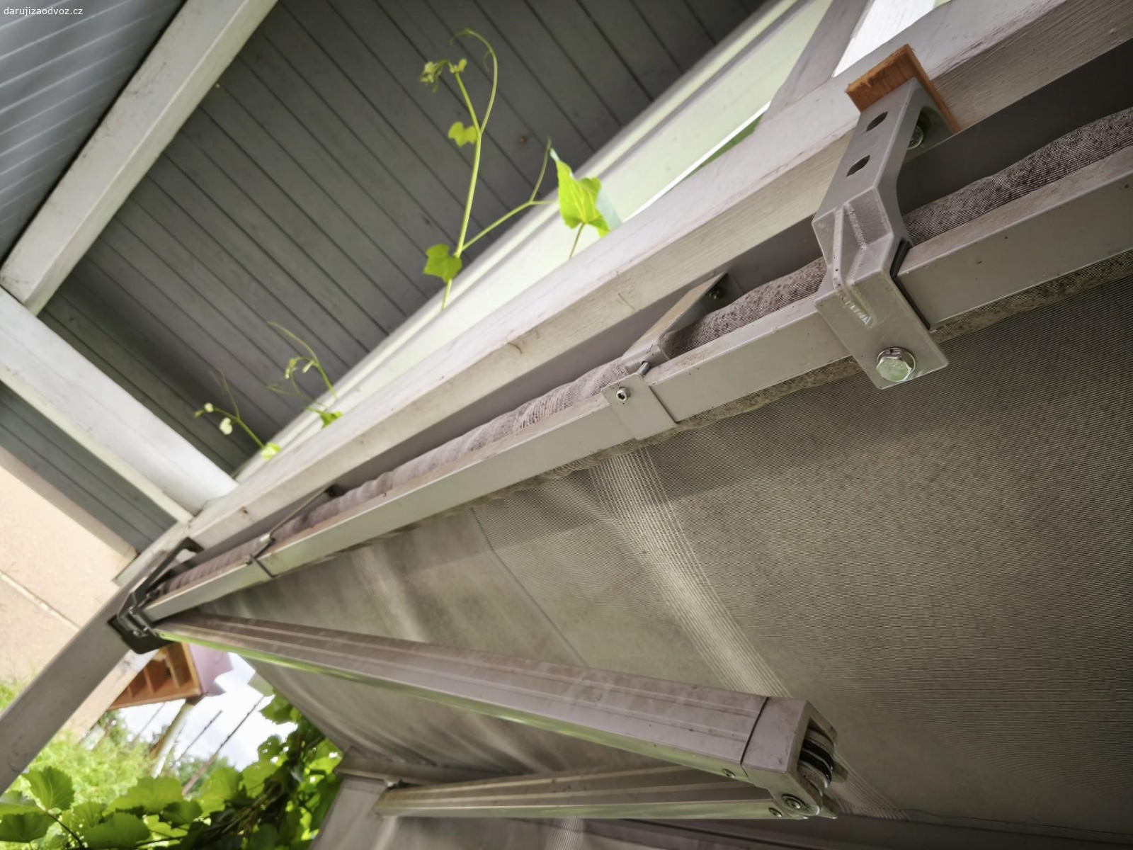 elektrická markýza 4x3m. Markýza o šířce 4m je s dálkovým ovládáním i na kliku. elektronika je v pořádku i ovládání na kliku, ale bohužel se sama po určité době rozjede, neudrží nastavení ( vadná zarážka nebo nevím).
Koupil jsem novou a tuto dám zadarmo tomu, kdo mi pomůže nadhodit do držaků novou. Starou vám pomůžu naložit na auto.