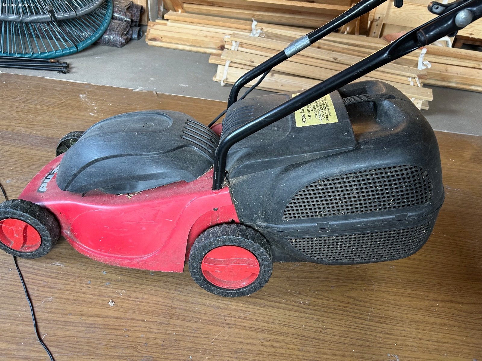 elektrická sekačka 1kW, šířka sečení 37cm. elektrická sekačka Mountfield C350 1kW, šířka sečení 37cm
nastavitelná výška sečení
pro menší zahrádky
plně funkční