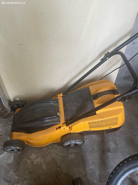 elektrická sekačka na trávu