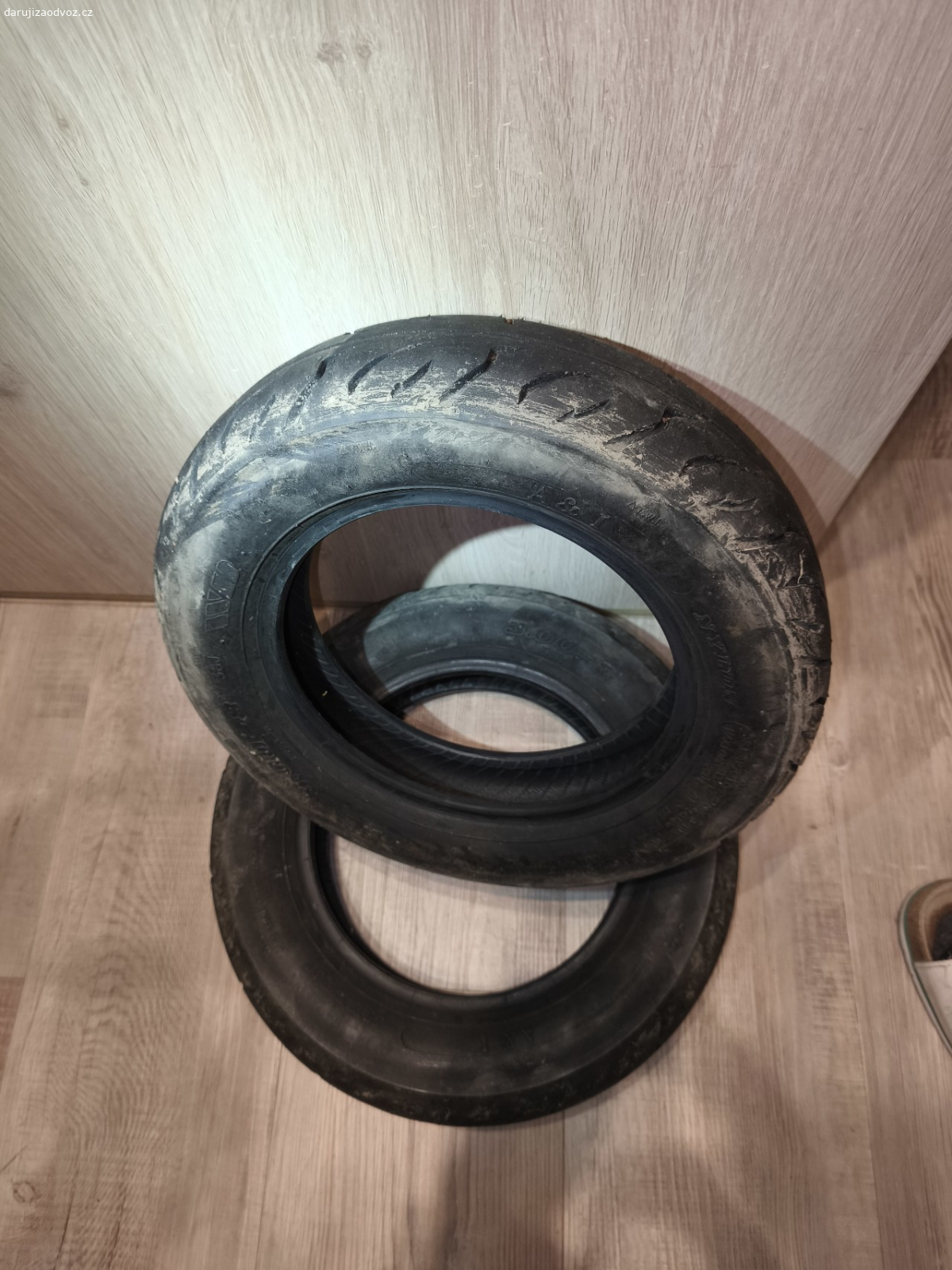 Pneu. na elekri. invalidní vozík. 2 sady pneumatik po dvou.
1. sada 3.00-8 (s dušema)
2. sada 3.008 ( pouze pláště)

Vhodné pro Elektrický invalidní vozík