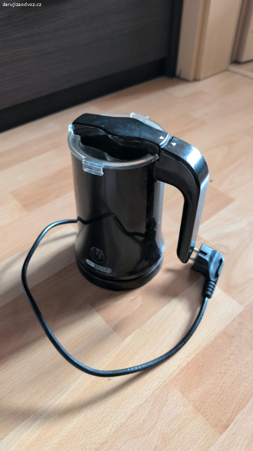 Elektrický napěňovač a ohřívač mléka