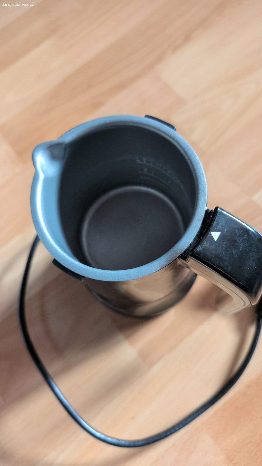 Elektrický napěňovač a ohřívač mléka. daruji praktický elektrický napěňovač a ohřívač mléka od kvalitní severské značky OBH Nordica. Je to ideální pomocník pro milovníky kávy na snadnou domácí přípravu bohaté pěny pro cappuccino, latté nebo na ohřev mléka pro horkou čokoládu.  
Provedení: Černý elegantní design. Skládá se z hlavní nádoby s praktickým uchem, průhledného víčka a oddělené napájecí základny s kabelem.  
Ovládání: Velmi jednoduché zapínání pomocí jednoho tlačítka na přední straně.  
Stav: Používaný, ale v super stavu a plně funkční (viz reálné foto).