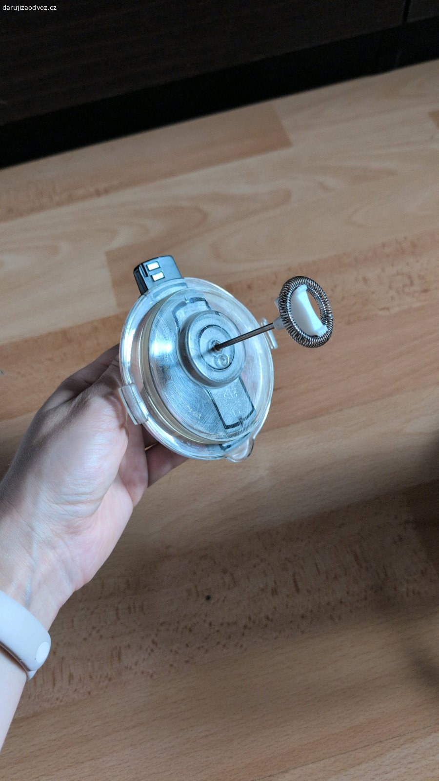 Elektrický napěňovač a ohřívač mléka. daruji praktický elektrický napěňovač a ohřívač mléka od kvalitní severské značky OBH Nordica. Je to ideální pomocník pro milovníky kávy na snadnou domácí přípravu bohaté pěny pro cappuccino, latté nebo na ohřev mléka pro horkou čokoládu.  
Provedení: Černý elegantní design. Skládá se z hlavní nádoby s praktickým uchem, průhledného víčka a oddělené napájecí základny s kabelem.  
Ovládání: Velmi jednoduché zapínání pomocí jednoho tlačítka na přední straně.  
Stav: Používaný, ale v super stavu a plně funkční (viz reálné foto).