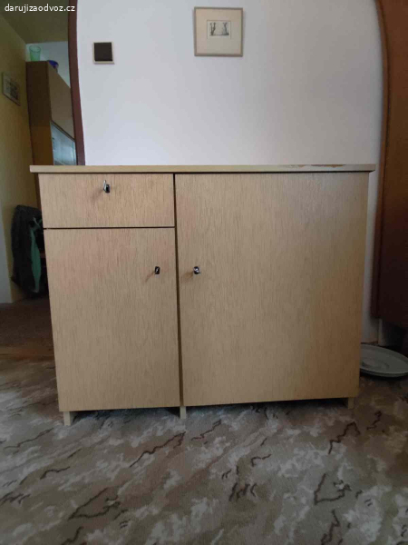 Elektrický šicí stroj se skříňkou