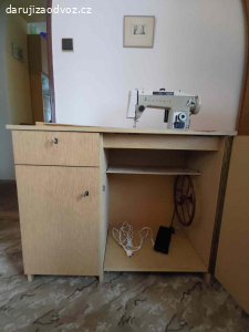 Elektrický šicí stroj se skříňkou
