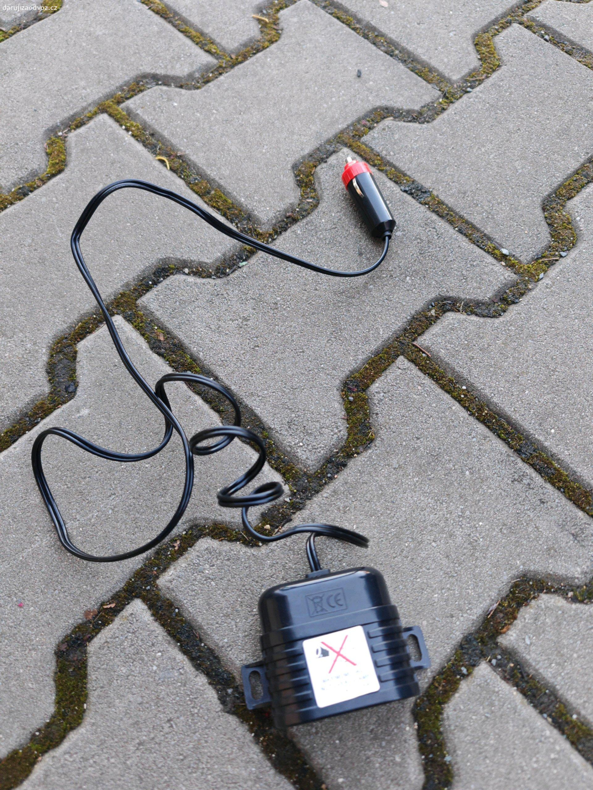 Elektro příslušenství do auta. Elektro příslušenství do auta, adaptér na nabíjení a rozdvojka