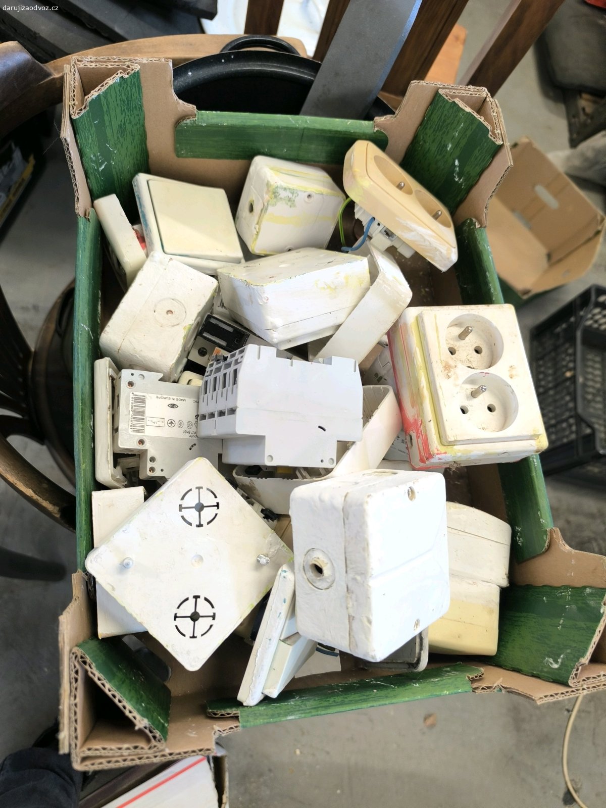 elektro věci. dobrý den, darujeme bednu různých elektrověcí. pamlsky pro kočku potěší, ale není podmínkou