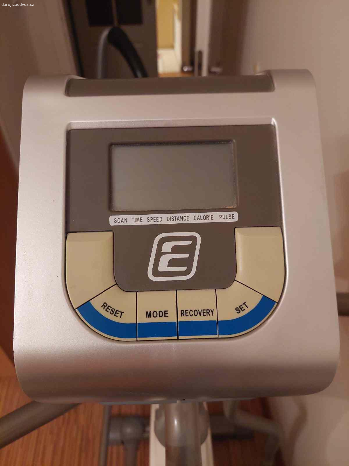 Eliptický trenazer. Starší fitness trenažer.Málo pouzivany.