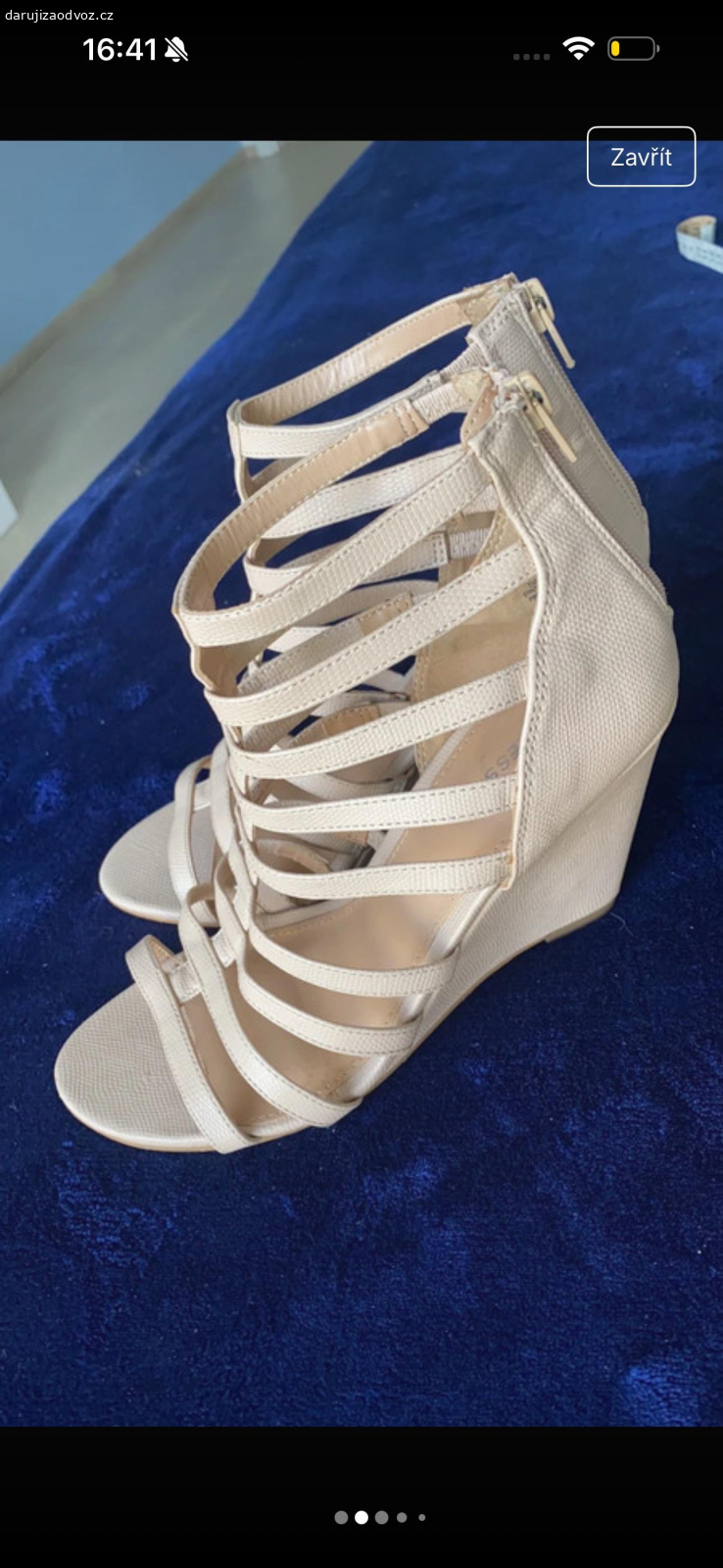 express klínky 37. Nošené chvíli na dovče,  vše vyfocené, délka stélky 20, podpatku -klínku 10cm, ale jsou pohodlné díky páskům přes nárt

osobní předání možné - prosim si o lahev coly zero anebo zásilkovna komplet 120,-