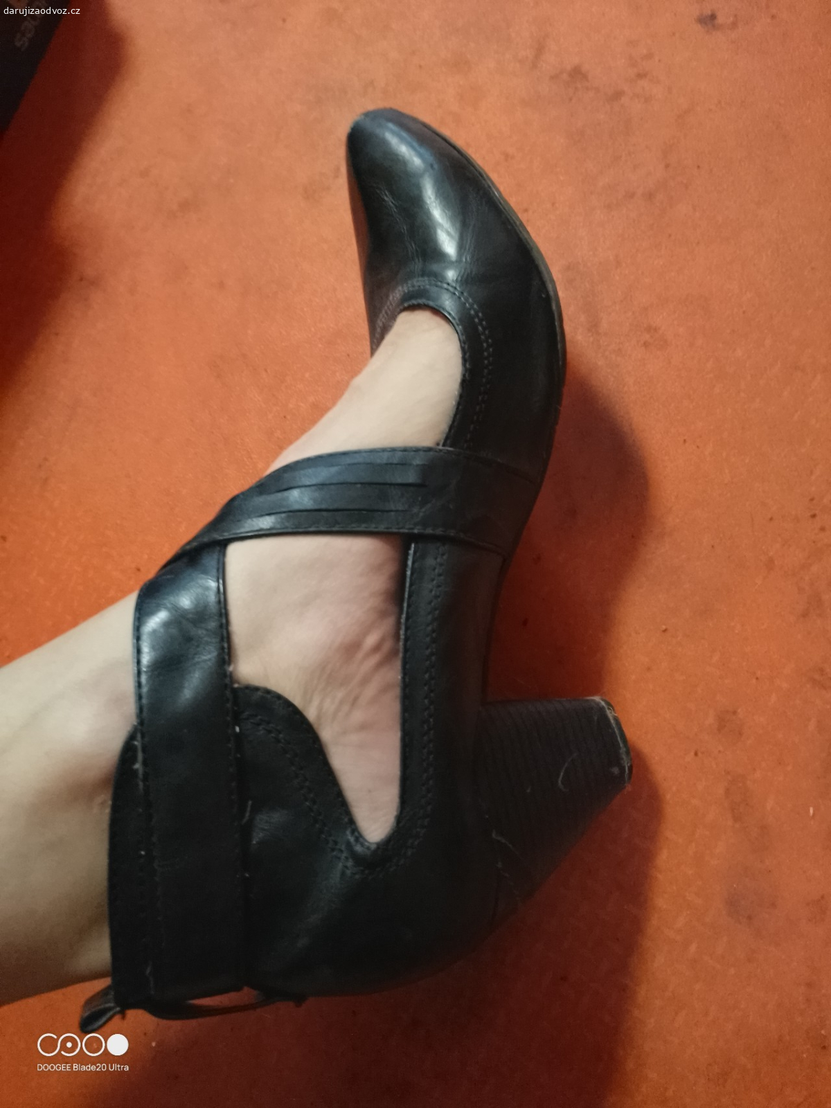 Extravagantní černé lodičky 41. Černé lodičky na podpatku 8 cm. Staré a dost kopané, ale extrémnější pohodlné a zajímavé. Značka Tamaris. Rudná nebo Praha. Pište možnosti vyzvednutí. Prosím nevolat.