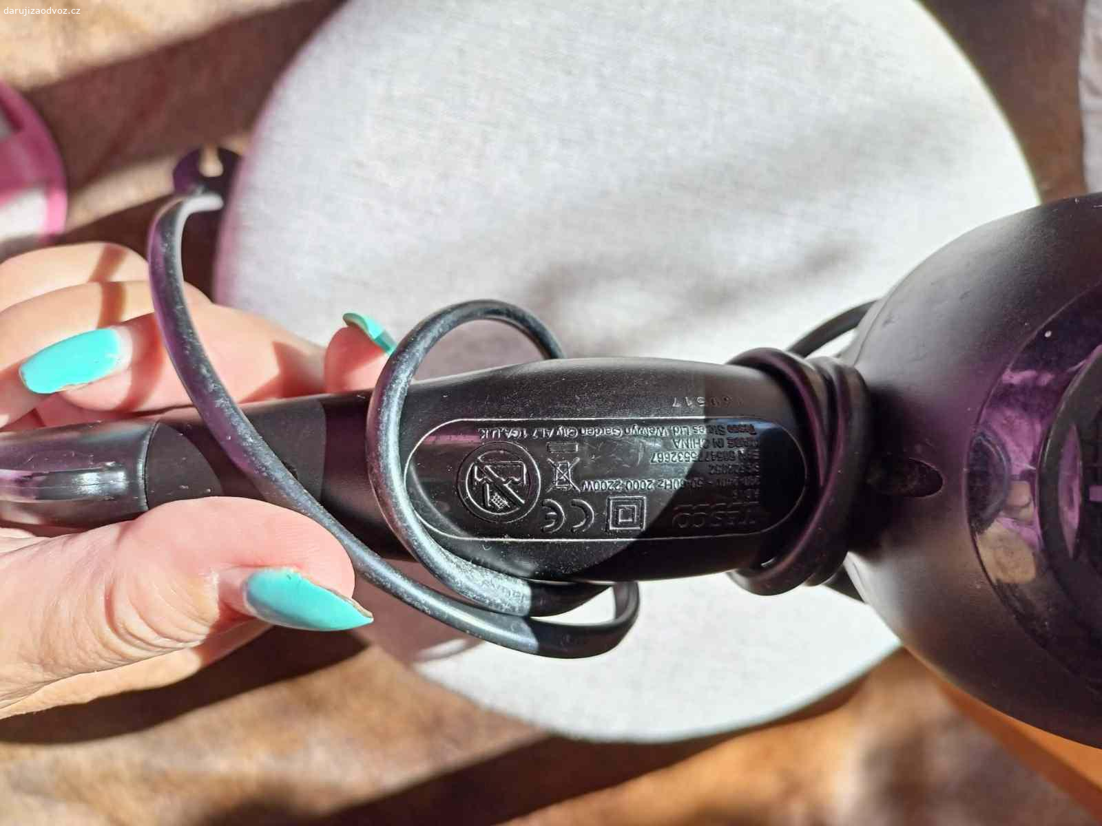 Fén. Fén, starý několik let, ale stále funkční. Šikovný člověk si ho očistí a bude sloužit. Potěší směs oříšků.