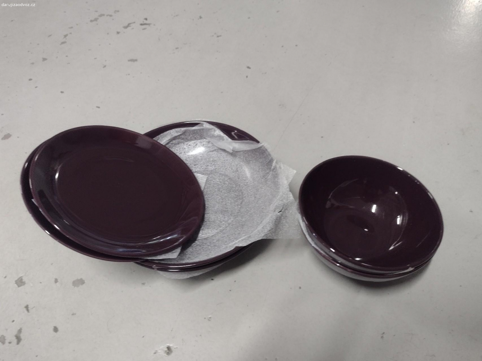 Fialové nádobí 6 ks. POSLEDNÍ MOŽNOST ODVOZU. Tmavě fialové nádobí z IKEA. Už se neprodává, dneska mají myslím světle modré a zelené. Nádobí je používané. Dva malé talířky, dva hluboké talíře a dvě malé misky.
Předání po domluvě téměř kdykoliv, ulice Jeremenkova.