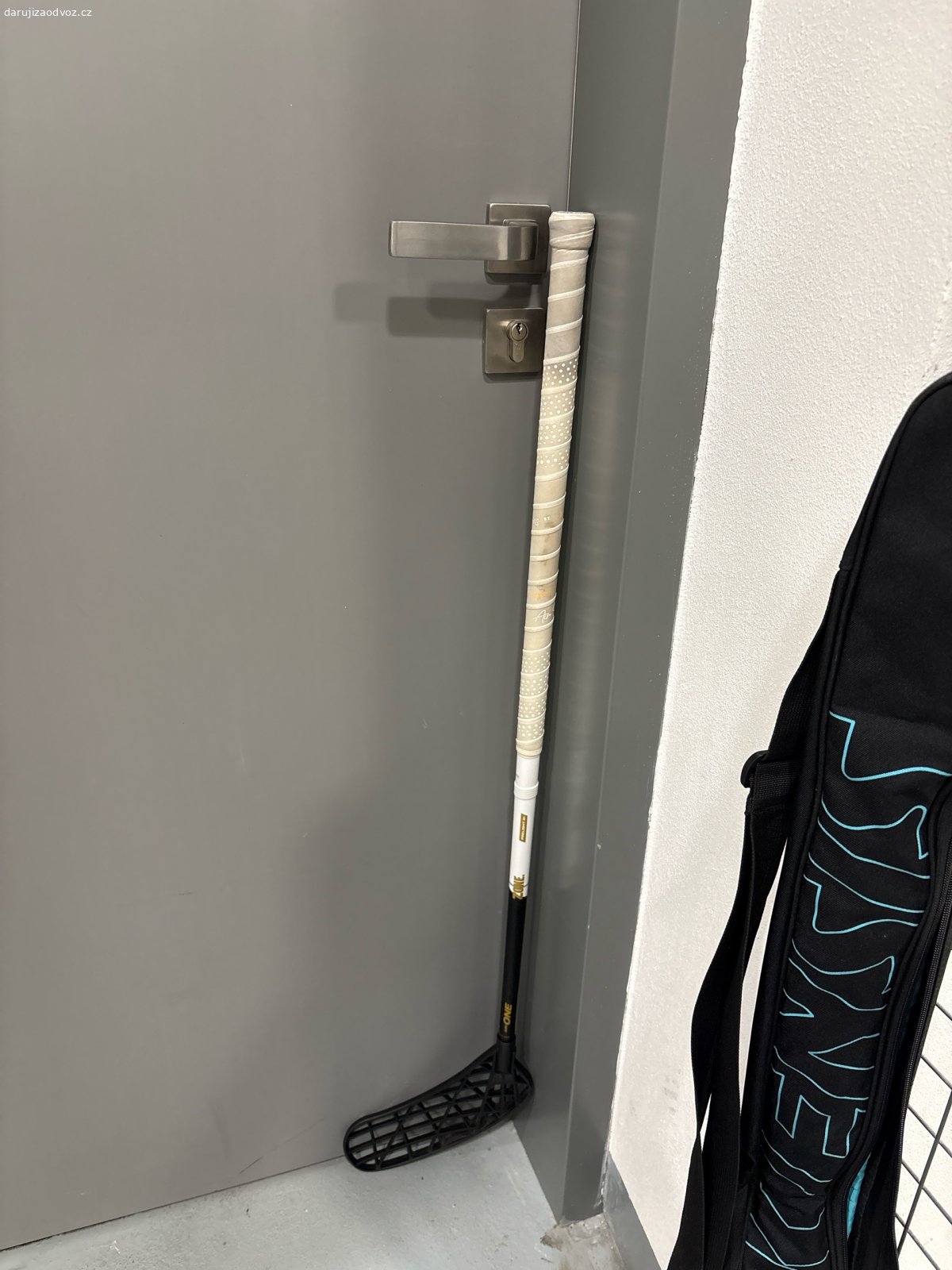 Floorbalová hůl s obalem Zone AirOne. délka hole asi 92 cm