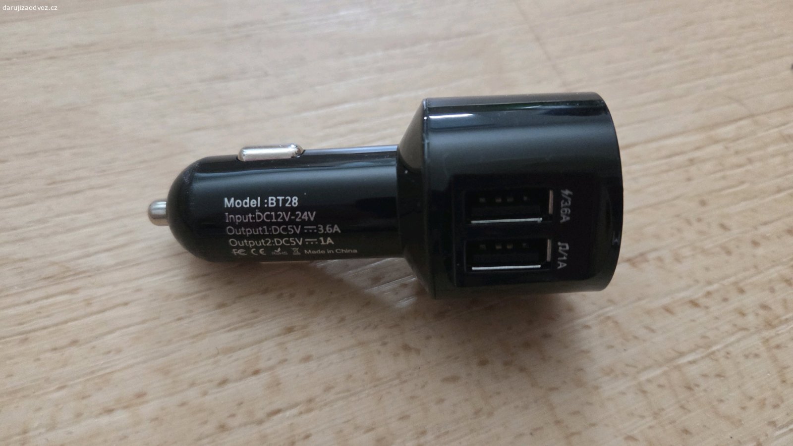 FM transmitter na bluetooth. Do autozapalovače, sparujete s mobilem přes BT a do autorádia naladit na rádiu muziku z mobilů. Ideální, pokud starší auto neumí BT z mobilu napřímo. Koupeno z Číny, v reálu jsem to ani nevyzkoušel