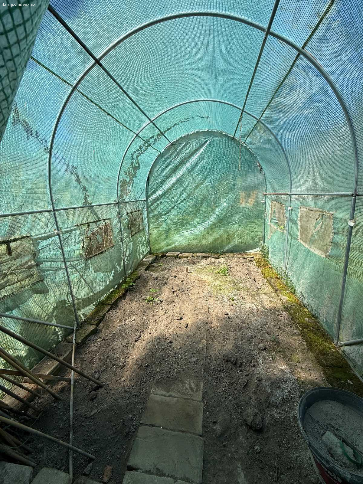 Fóliovník / pařník za odvoz. Darujeme fóliovnik či pařník za odvoz. Je treba ho rozmontovat. 
Rozmery 3m delka, 2 m vyska i sirka.