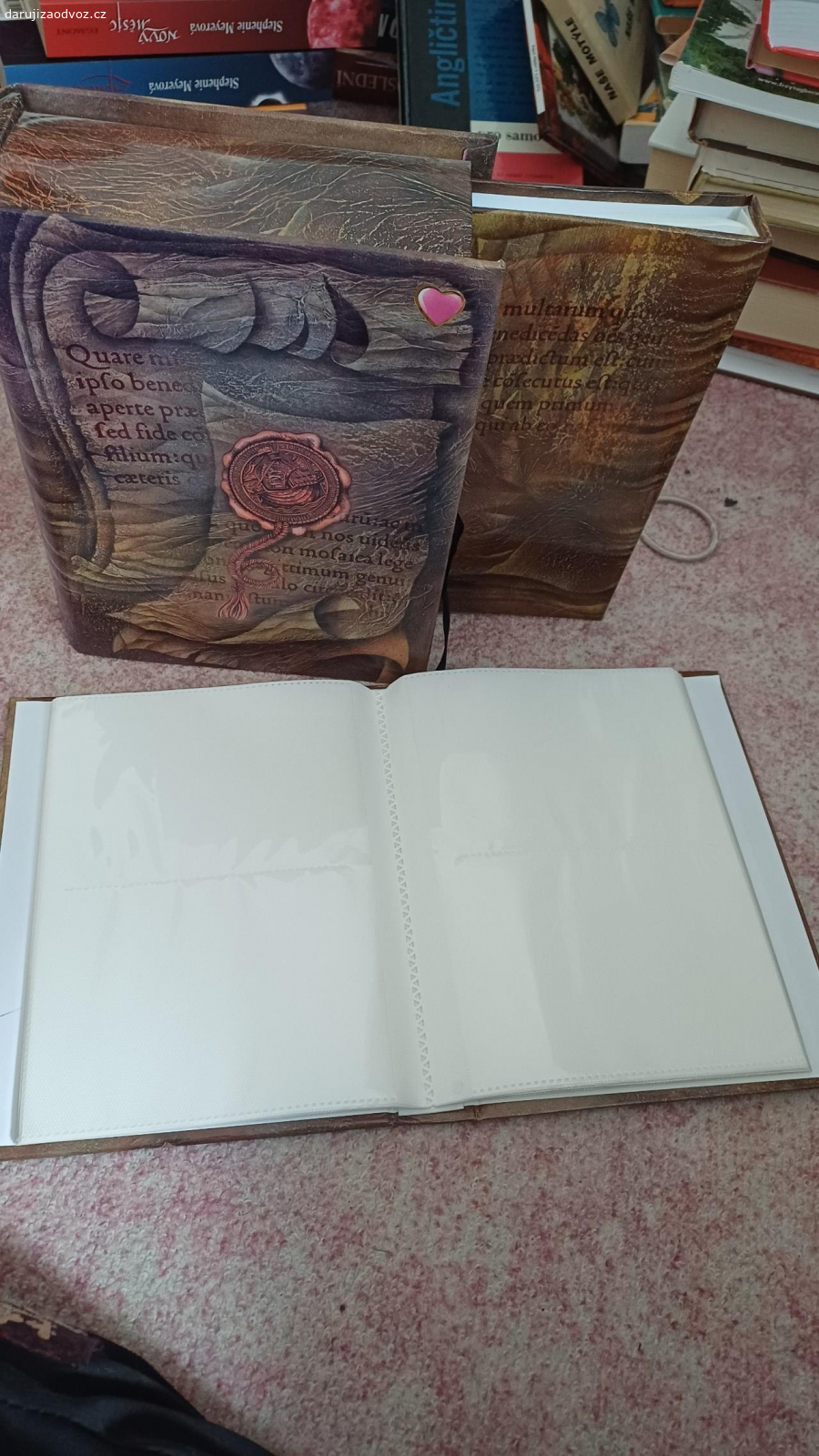 fotoalbum. dvě fotoalba v obalu, hřbet odbarveny od sluníčka