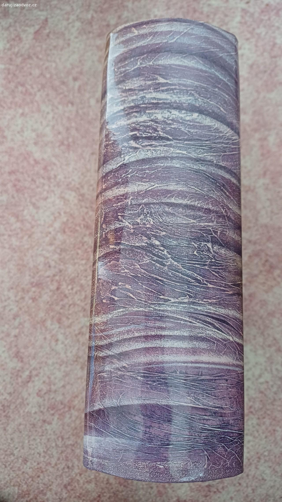 fotoalbum. dvě fotoalba v obalu, hřbet odbarveny od sluníčka