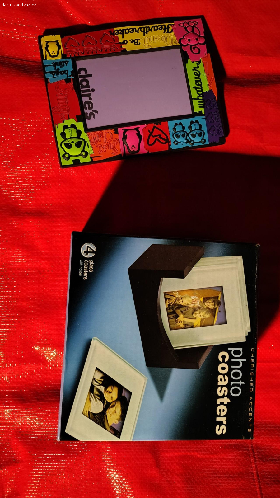 fotorámečky ....plastový a sklo. jeden plastový foto rámeček a sada 4 skleněných rámečků