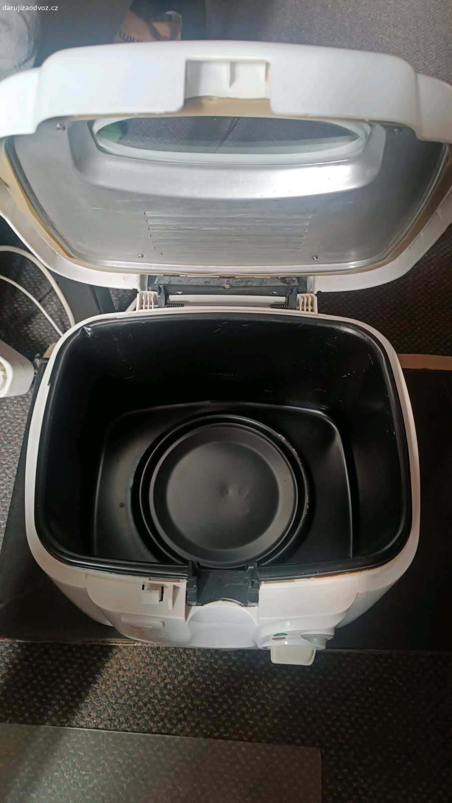 Friťák na olej 2litry. Hyundai DF 203  
funkční, bez zápachu, stav dobrý