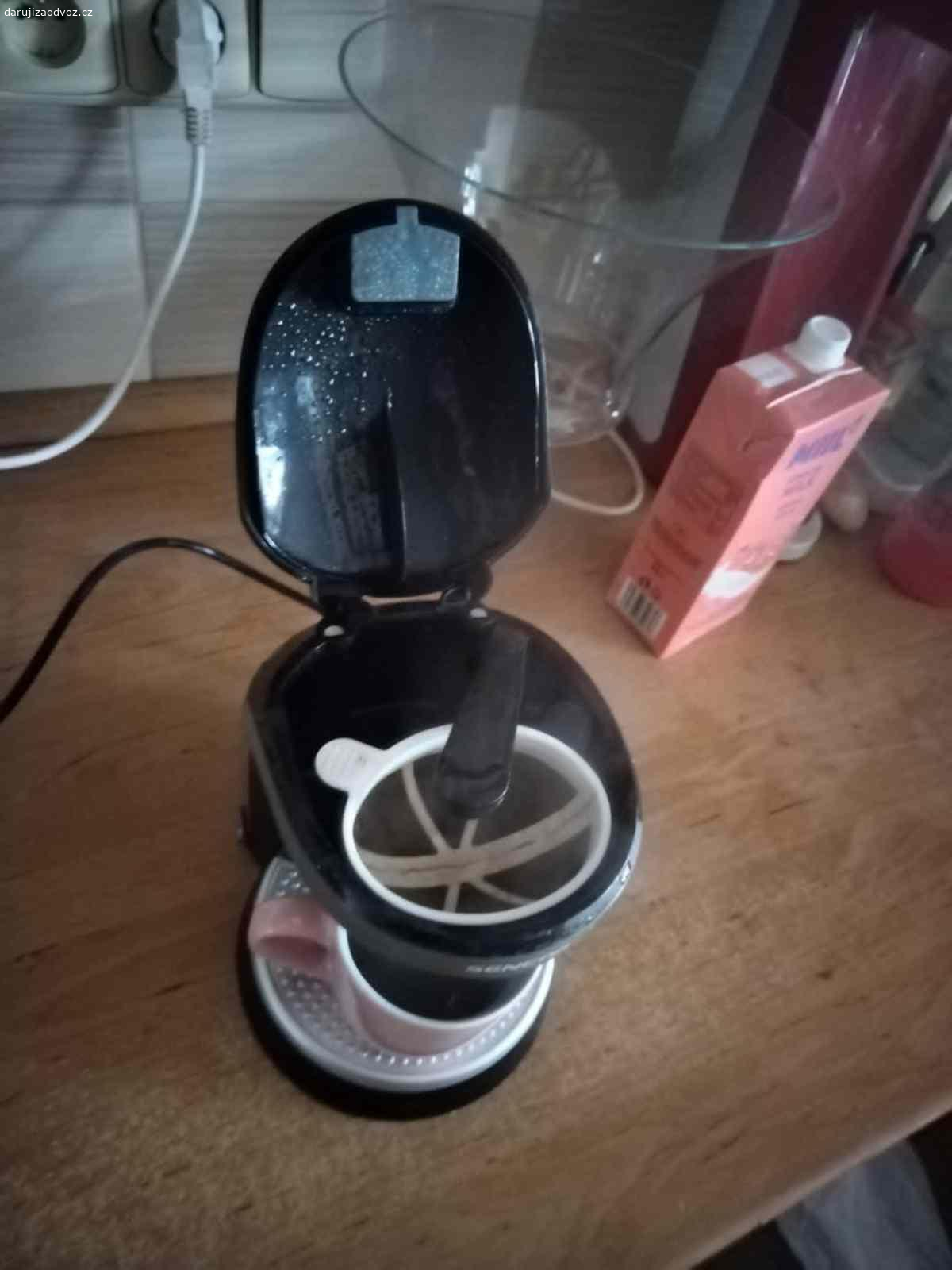 Funkční kávovar na kávu, čaj. Nabízím (třeba za čokoládu Milka, není podmínkou) funkční kávovar na kávu, nebo čaj, součástí je sítko, viz foto. Překapávač je k odvozu Praha 10-Stašnice