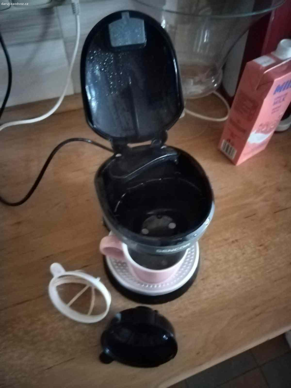 Funkční kávovar na kávu, čaj. Nabízím (třeba za čokoládu Milka, není podmínkou) funkční kávovar na kávu, nebo čaj, součástí je sítko, viz foto. Překapávač je k odvozu Praha 10-Stašnice