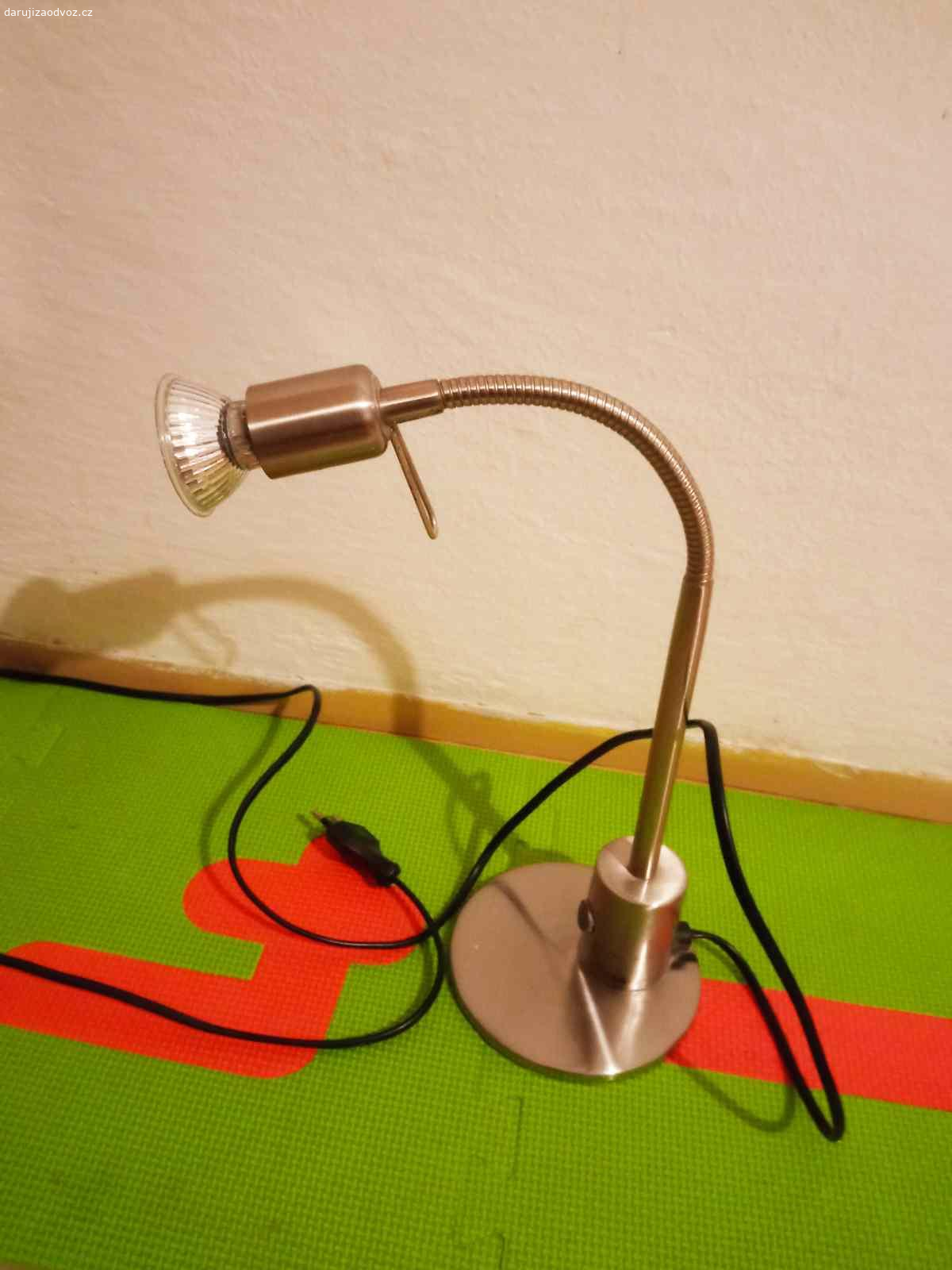 Funkční lampička EGLO. Lampa funkční  ohýbací, / viz . co je na fotu/, žárovku vyměnit, nechávám pro ilustraci.
Možno zaslat za 119 korun.