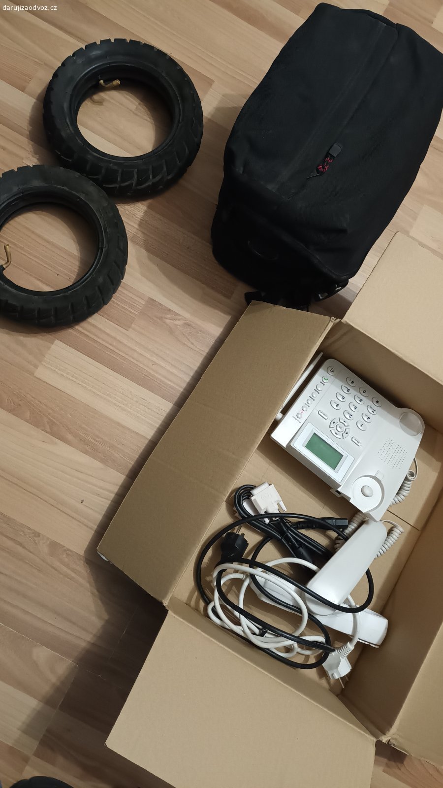 Funkční monitor, brašnu na fotoaparát, pneu a duše. Daruji za odvoz Funkční monitor full hd rozliseni, je to benq gl2250 včetně kabeláže, brašnu na fotoaparát, pneu a duše na kukirin g2 max, prodluzovacku, telefon na simku. Pouze sms. Sms čtu a reaguji, volání odmítám a ignoruji. Na sms vždy odpovím. Inzerát tu budu mít pres víkend. Když si pro to nikdo nepřijede, tak v pondělí ráno to končí u popelnic.