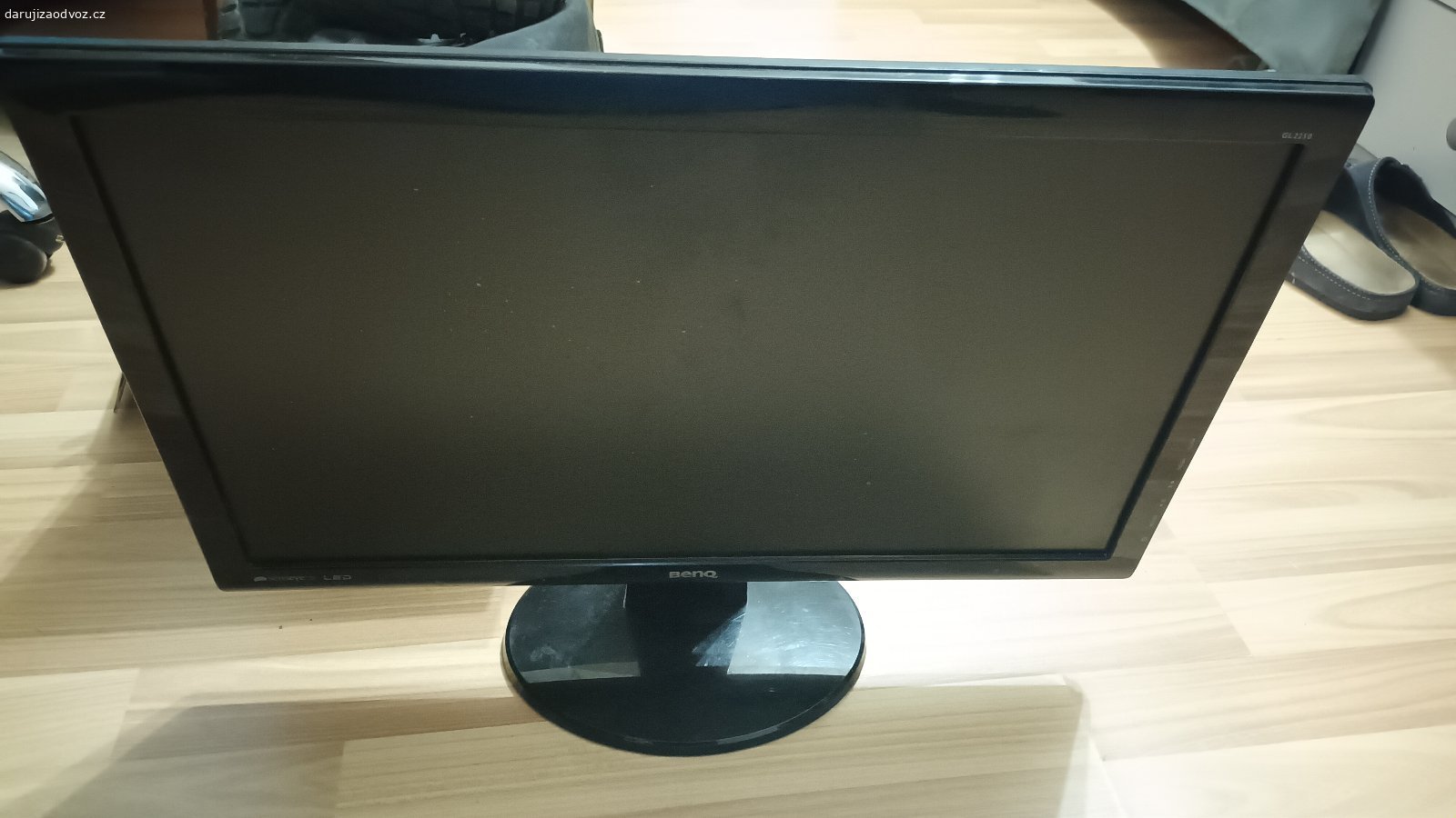 Funkční monitor, brašnu na fotoaparát, pneu a duše. Daruji za odvoz Funkční monitor full hd rozliseni, je to benq gl2250 včetně kabeláže, brašnu na fotoaparát, pneu a duše na kukirin g2 max, prodluzovacku, telefon na simku. Pouze sms. Sms čtu a reaguji, volání odmítám a ignoruji. Na sms vždy odpovím. Inzerát tu budu mít pres víkend. Když si pro to nikdo nepřijede, tak v pondělí ráno to končí u popelnic.