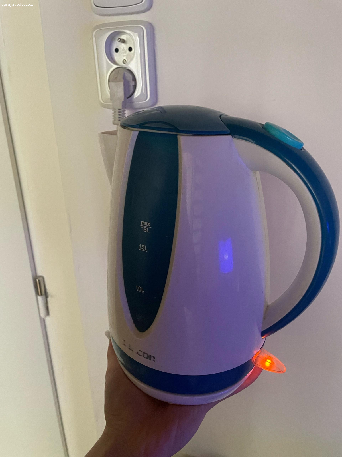 Funkční rychlovarná konvice Sencor. Daruji. Značka Sencor. Používaná, ale funkční. koupila jsem si novou. Pred odvozem ještě omyji:) Určitě potěší třeba balení toaletního papíru, není podmínkou.