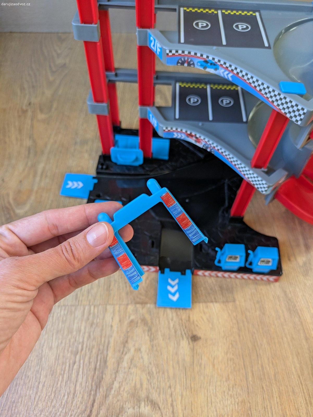 Garáž. Brána, viz posledné foto, má zlomené úchytky a tak odpadáva. Asi aj nejaké komponenty chýbajú (značky, autíčka), ale určite ešte môže urobiť radosť. Rozmery cca 25 x 30 x 30 cm. Osobný odber Brno - Tomkovo námestí.