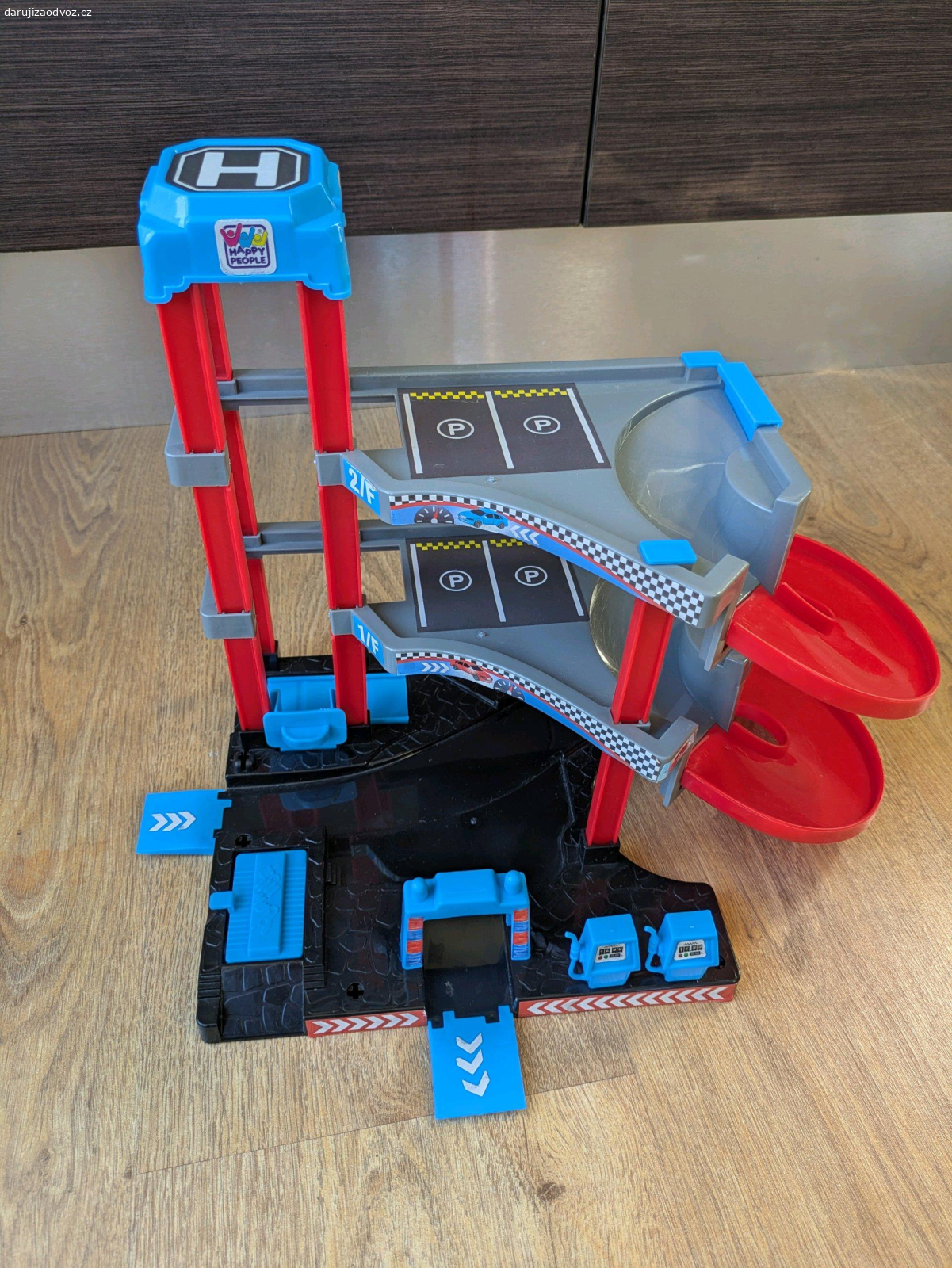 Garáž. Brána, viz posledné foto, má zlomené úchytky a tak odpadáva. Asi aj nejaké komponenty chýbajú (značky, autíčka), ale určite ešte môže urobiť radosť. Rozmery cca 25 x 30 x 30 cm. Osobný odber Brno - Tomkovo námestí.