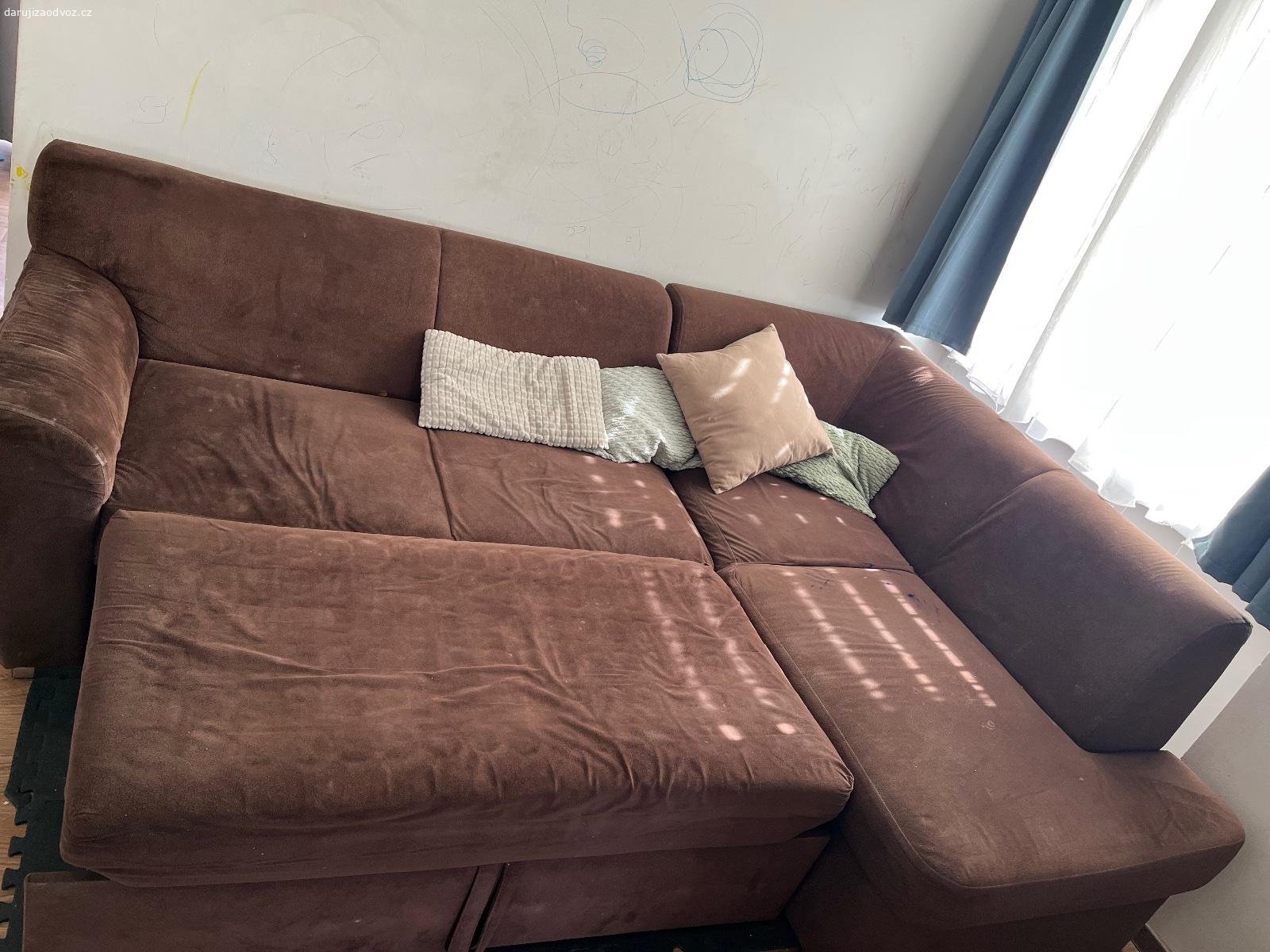 Gauč 237x170cm. Nabízím starší rohovou sedačku zdarma za odvoz. Rozměry 235x170cm

Používaná, na povrchu jsou známky běžného opotřebení a místy skvrny/vyšisování, viz foto.