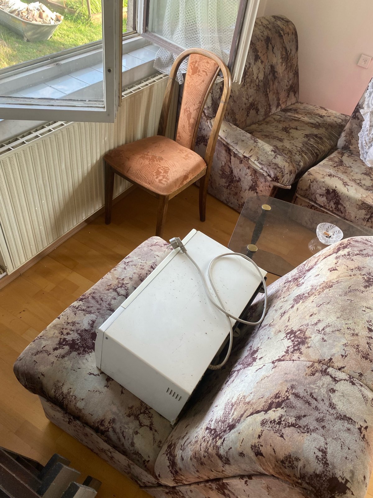 Gauč a stolek. zdravím, daruji za odvoz